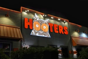 Popular cadena de restaurantes Hooters presentó quiebra