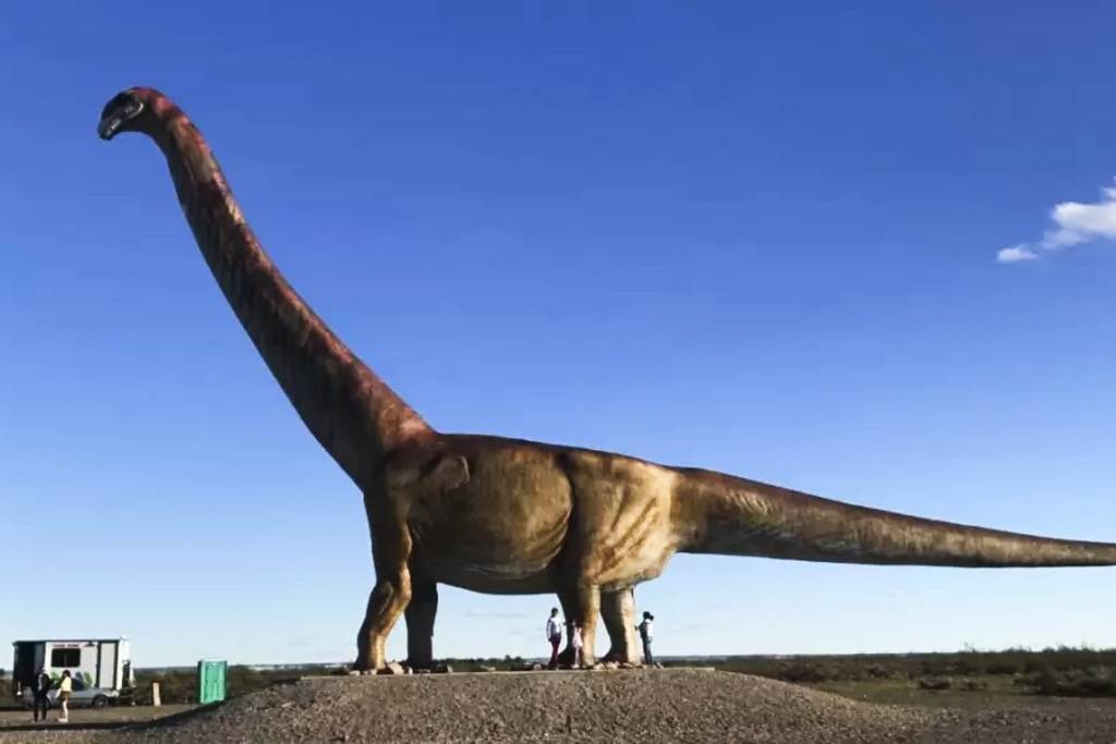 El dinosaurio más grande del mundo es argentino y se puede visitar en Buenos Aires