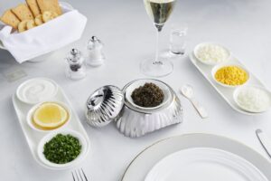 El viaje del caviar de Emirates desde su origen hasta el cielo
