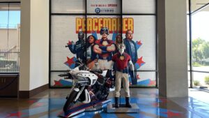 Warner Bros. Studio Tour Hollywood celebra estreno de “Peacemaker”, con una nueva exhibición