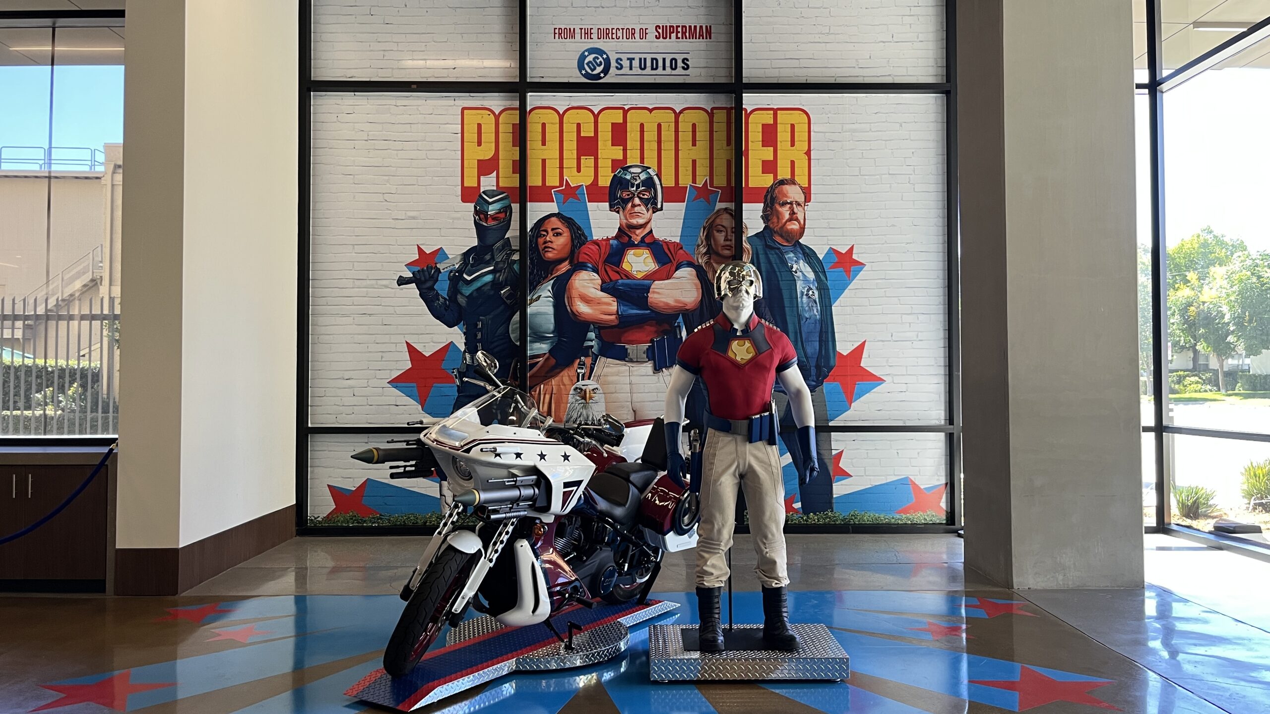 Warner Bros. Studio Tour Hollywood celebra estreno de “Peacemaker”, con una nueva exhibición