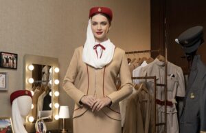 La evolución del icónico uniforme de los tripulantes de cabina de Emirates