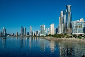 Cruza Panamá: de un amanecer caribeño a un atardecer pacífico