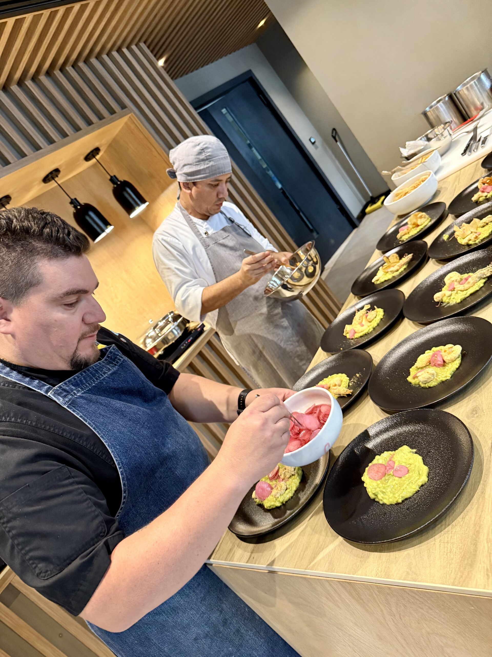 Hoteles cambian sus cocinas para reducir el desperdicio de alimentos: la nueva clave del turismo global