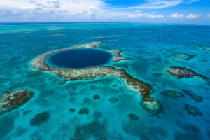 Belize lo espera para explorar el Great Blue Hole y otros sitios de buceo de clase mundial en Beyond Blue 2026