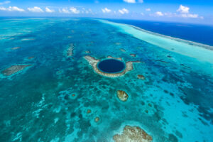 Belize desde las alturas: sobrevuela el Great Blue Hole, una de las experiencias más increíbles del mundo