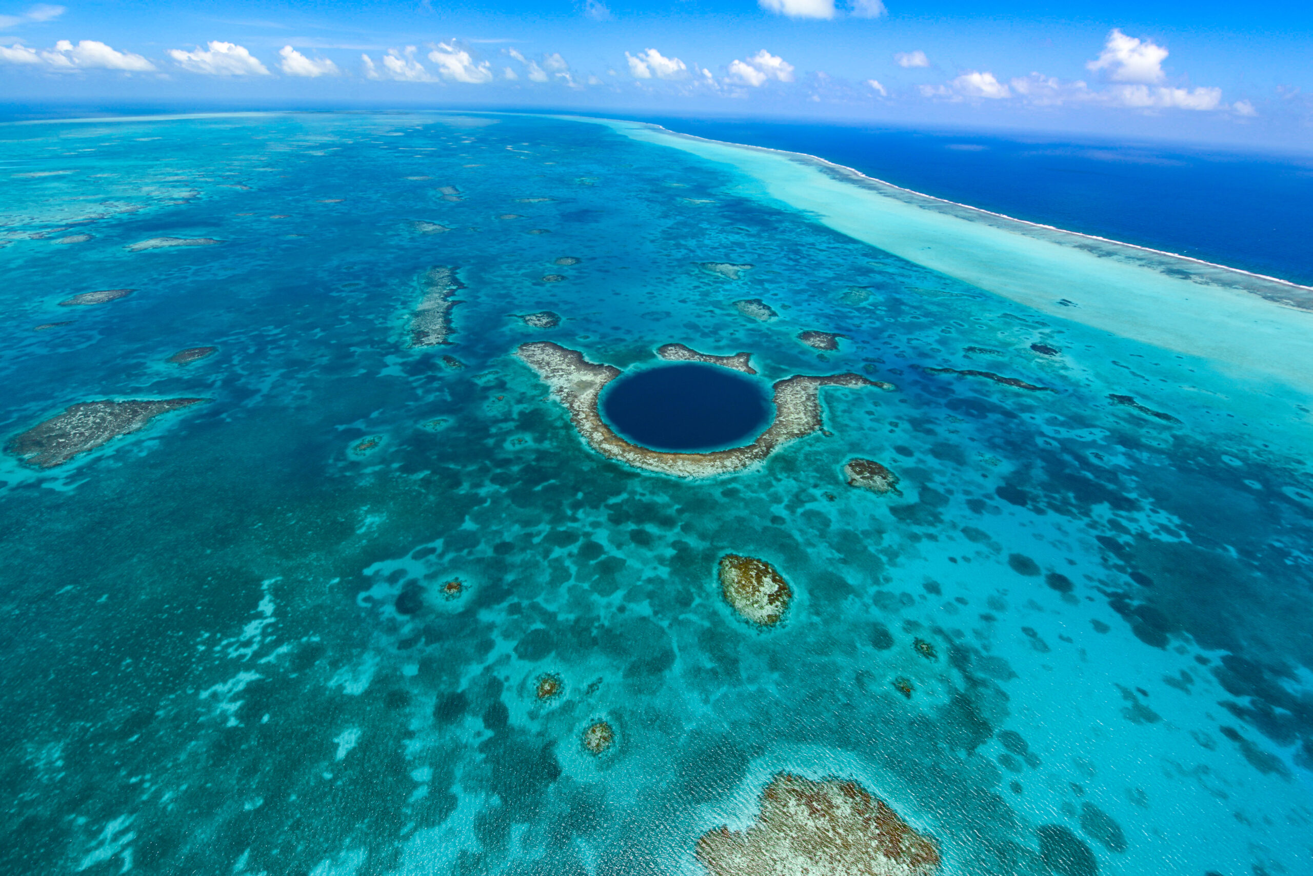 Belize desde las alturas: sobrevuela el Great Blue Hole, una de las experiencias más increíbles del mundo