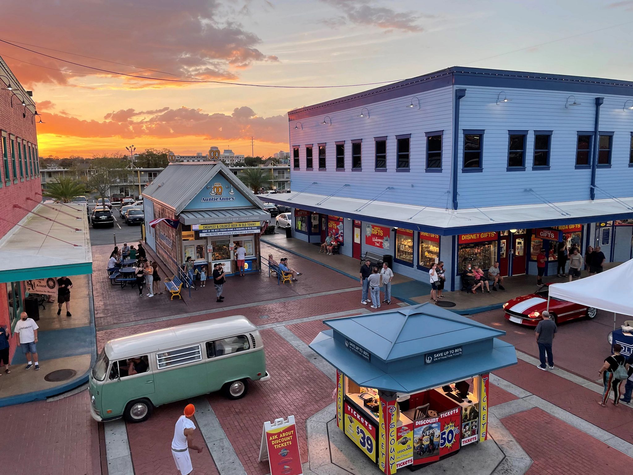 ENGLISH VERSION/Old Town Entertainment District In Kissimmee