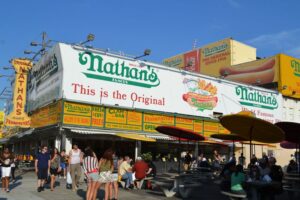 Nathan’s Famous, símbolo del hot dog en Estados Unidos, fue vendido a Smithfield por USD 450 millones