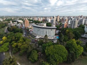 Howard Johnson Mayorazgo Paraná instala cargadores de autos eléctricos y lidera el turismo sostenible en Entre Ríos