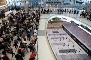 Caos en aeropuertos de EE.UU.: sin sueldos, crisis en la TSA y agentes migratorios en funciones de seguridad