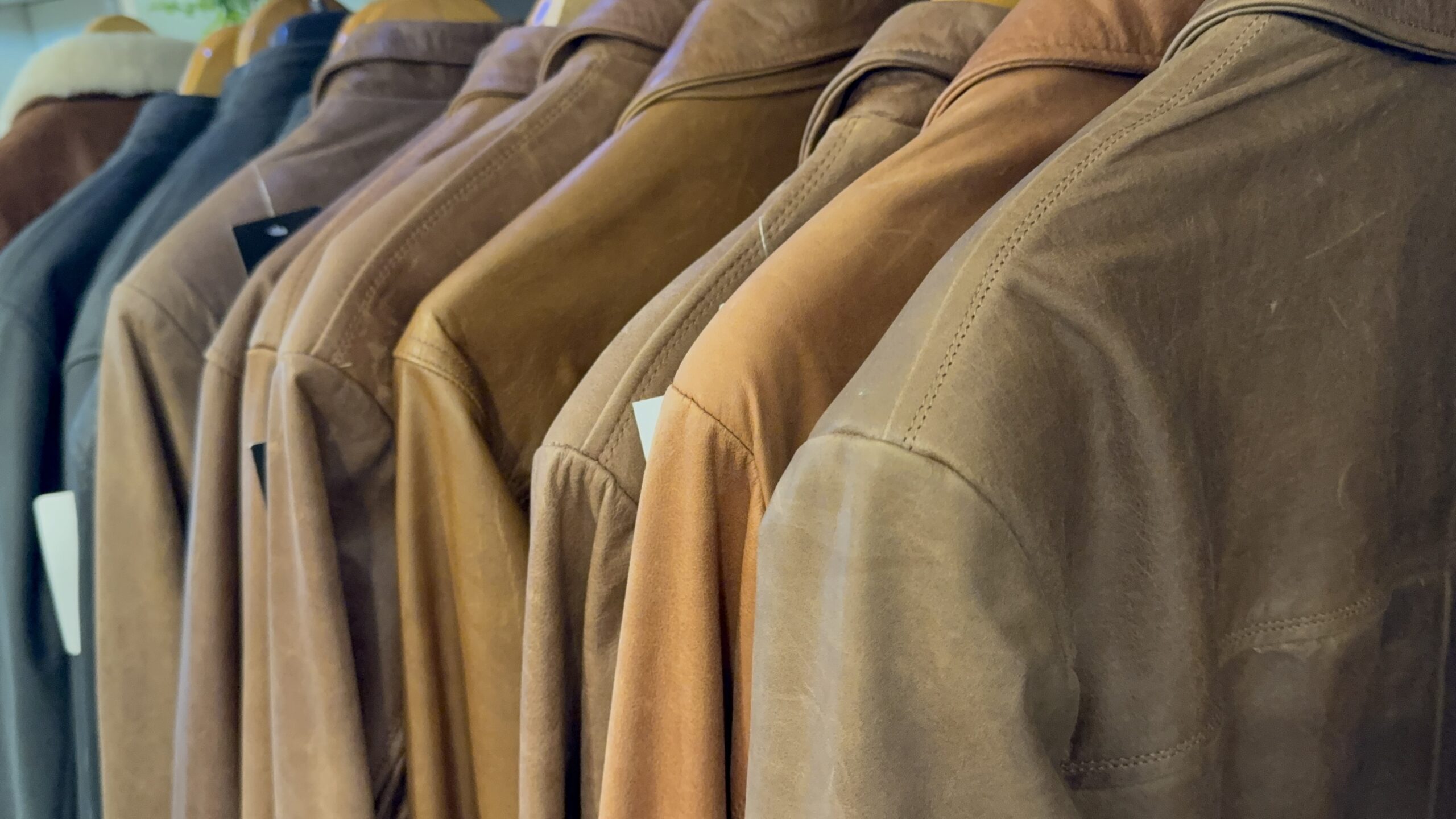 El cuero argentino seduce al mundo: la experiencia de hacerse una campera a medida en Buenos Aires