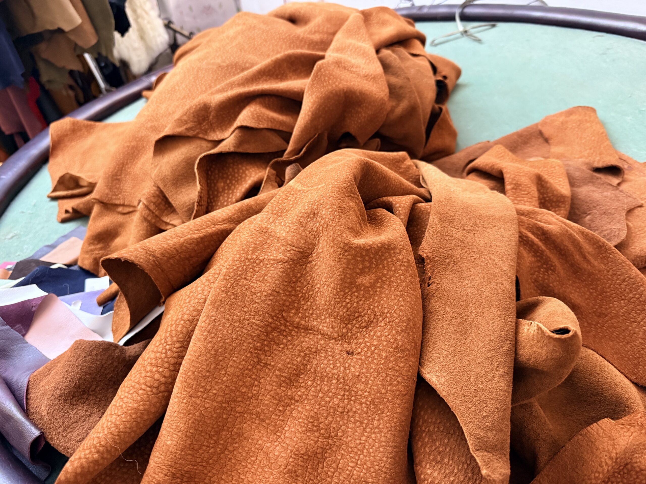 Cuero argentino: el lujo artesanal que conquista a los turistas en Buenos Aires