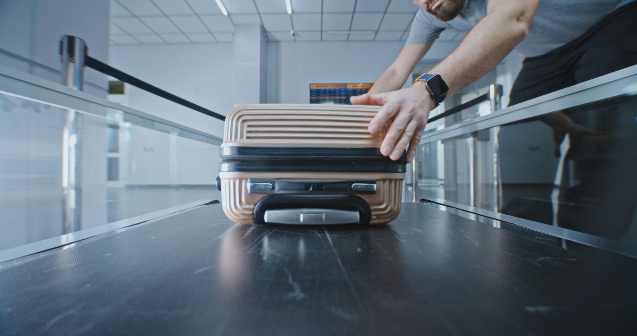 Cartas en la valija: por qué pueden frenarte en el aeropuerto en 2026