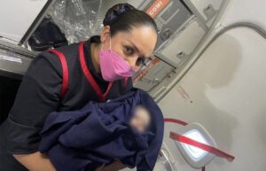 Nace un bebé en pleno vuelo y desata un debate global: ¿de qué país es?