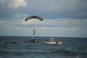 Milagroso rescate en Florida: sobreviven cinco horas en el mar tras la caída de un avión