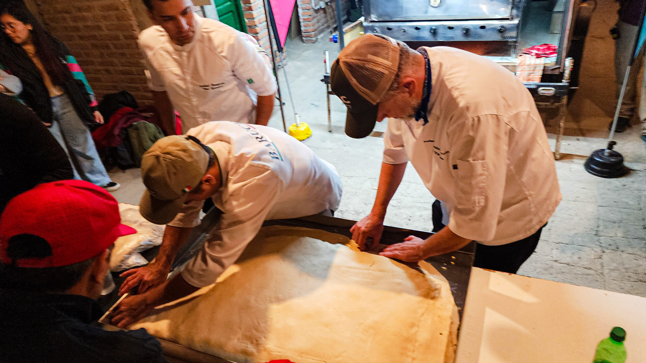 Esquel hizo historia con la empanada más grande del mundo: pesó más de 26 kilos