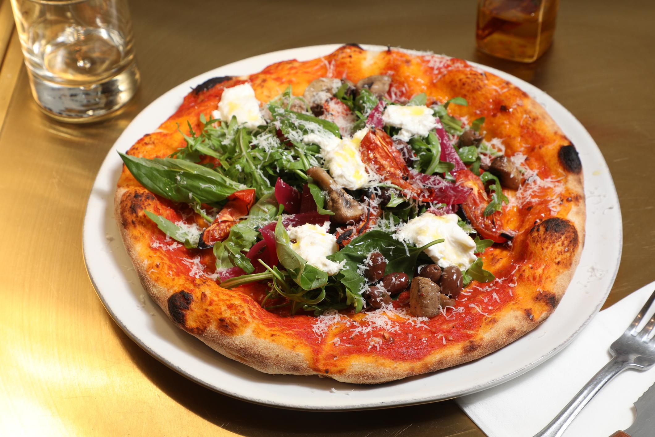 Europa ya vive “a la italiana”: pizza, Spritz y aperitivos dominan las ciudades