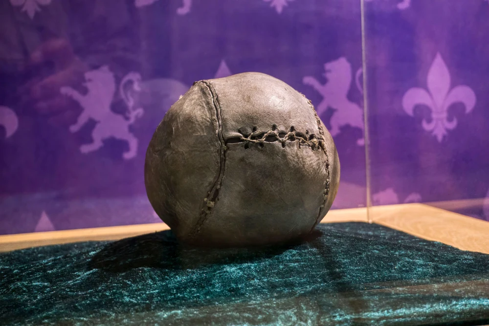 El balón más antiguo del mundo llegó a Miami para vivir su propio Mundial