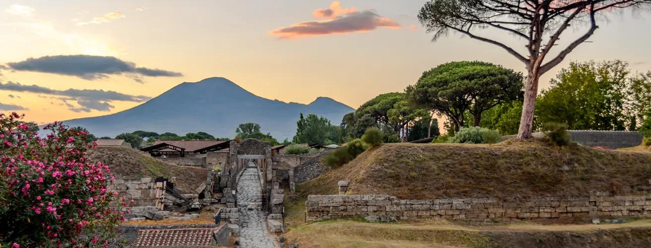 Pompeya se ilumina de noche: historia, vino y gastronomía bajo las estrellas