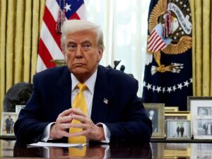 Trump presenta un pasaporte con su imagen para celebrar los 250 años de Estados Unidos