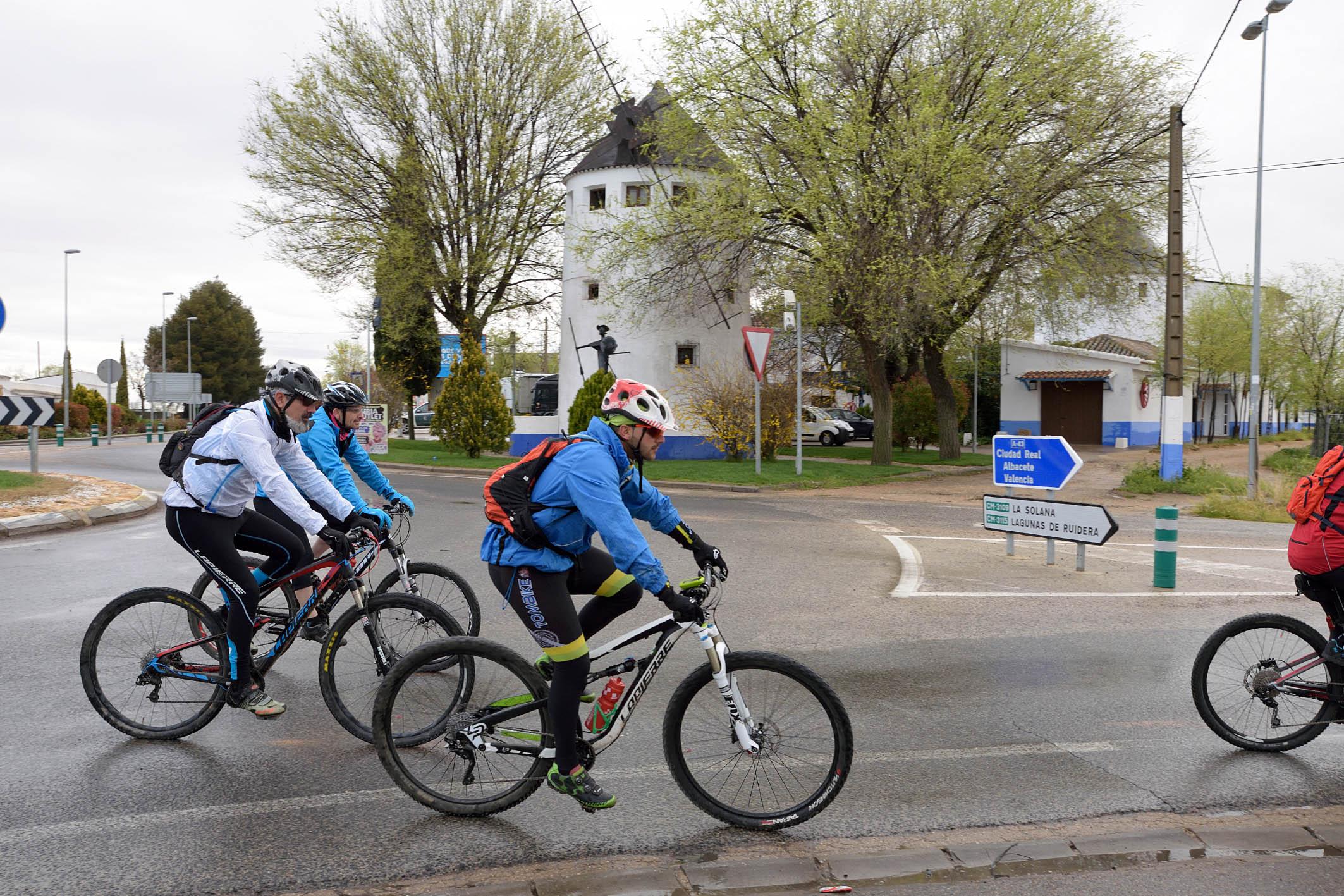 Castilla-La Mancha apuesta por el cicloturismo con una ruta de 2.180 kilómetros entre parques nacionales y los molinos de Don Quijote