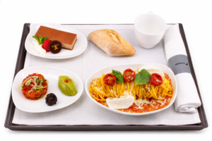 Iberia renueva la gastronomía de sus vuelos de largo radio con los platos favoritos de sus pasajeros