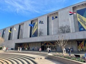 Trump lleva su batalla contra la cultura “woke” al Smithsonian de Washington