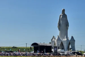 Polonia inaugura la Virgen María más alta de Europa y apuesta a convertirla en un nuevo destino de turismo religioso