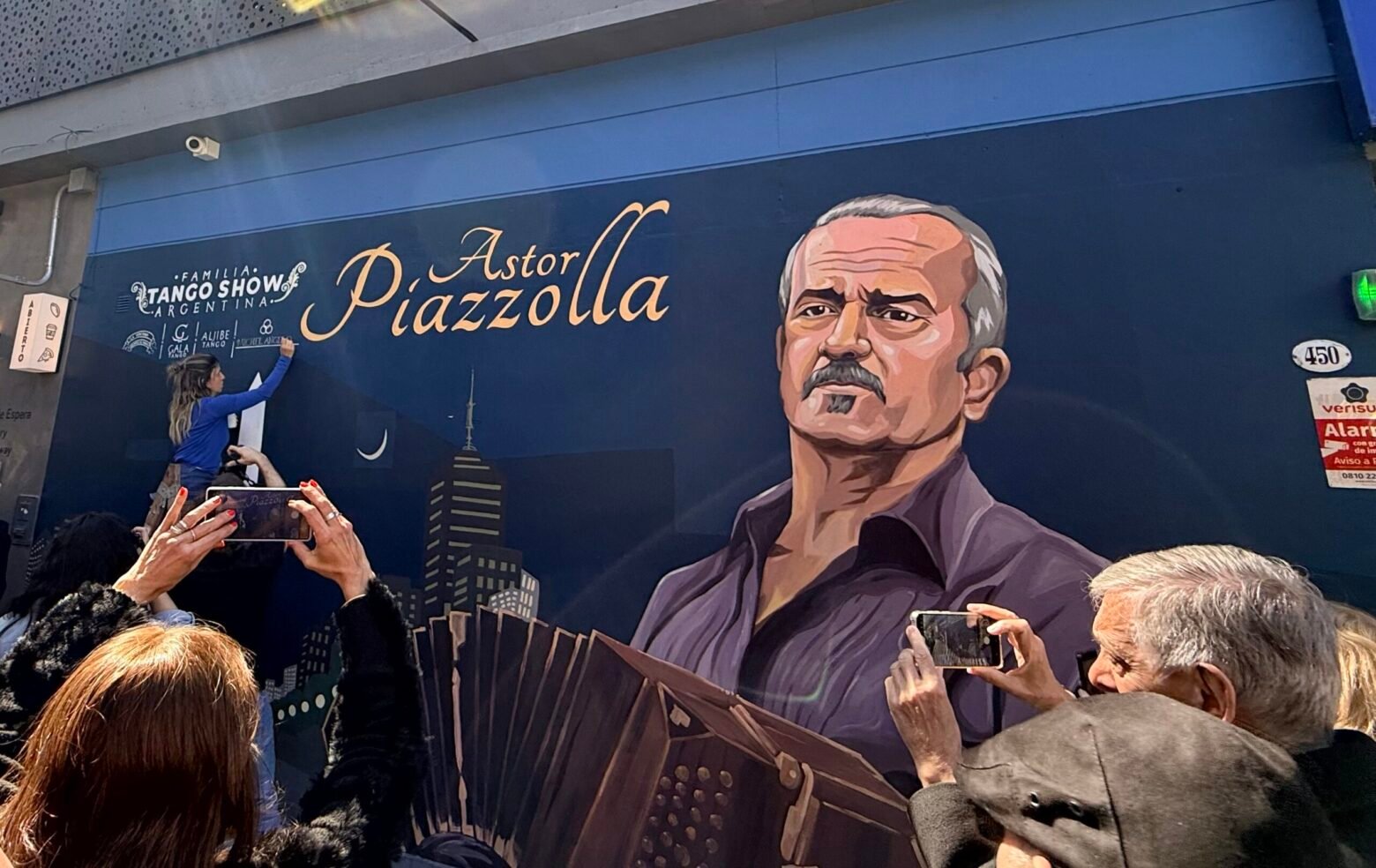 Un mural colectivo homenajea a Astor Piazzolla en la histórica Michelangelo