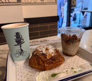 Café d’Avignon en Moxy Times Square: café, pastelería y tres sonrisas que hacen la diferencia