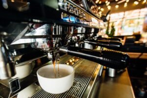 El Flat White revoluciona el café: crecen las búsquedas y cambia el ritual de una bebida eterna