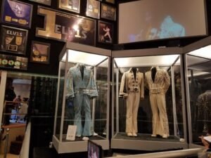 El armario de Elvis: Graceland abre las puertas al estilo secreto del Rey del Rock