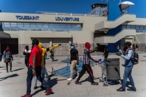 Estados Unidos extiende hasta marzo la prohibición de vuelos a Puerto Príncipe por la violencia en Haití
