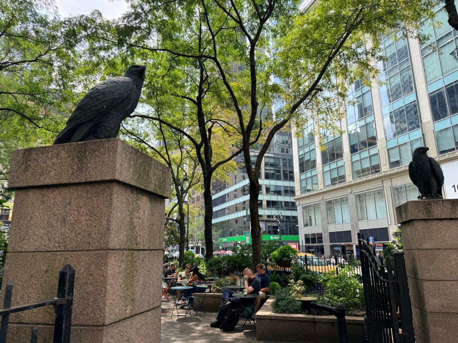 Nueva York cambia sus calles: restaurantes al aire libre durante todo el año