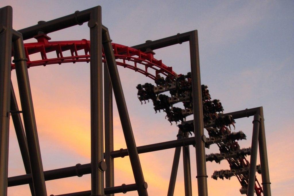 Six Flags enfrenta nuevas demandas por presuntas lesiones cerebrales en la montaña rusa X2
