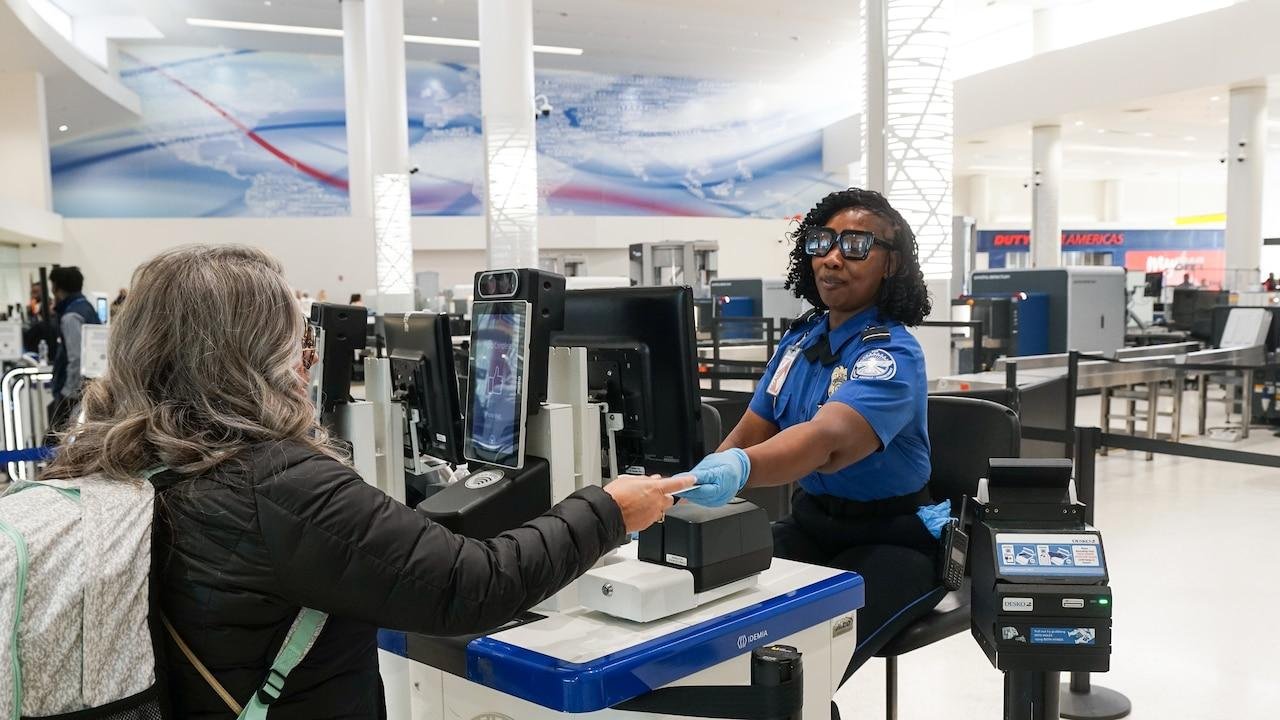 Cambian los controles en los aeropuertos de EE.UU.: los agentes de TSA deberán recibir a los viajeros de pie