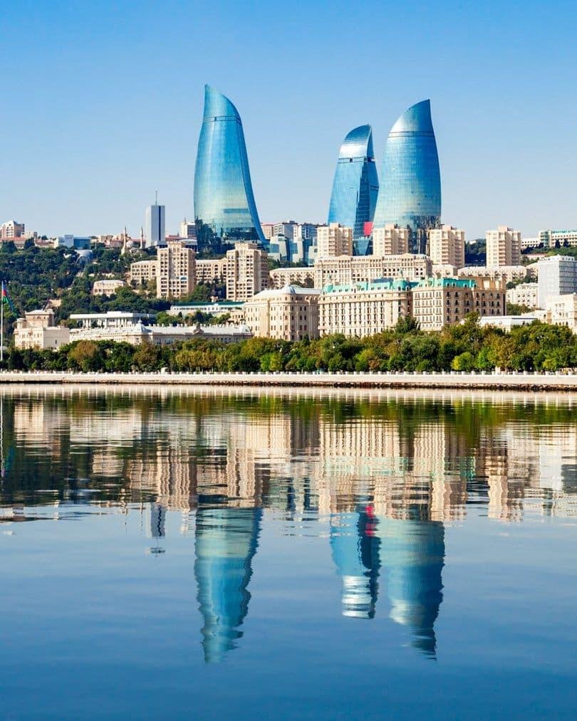 Azerbaiyán, el país del fuego que sorprende entre ciudades futuristas y montañas del Cáucaso