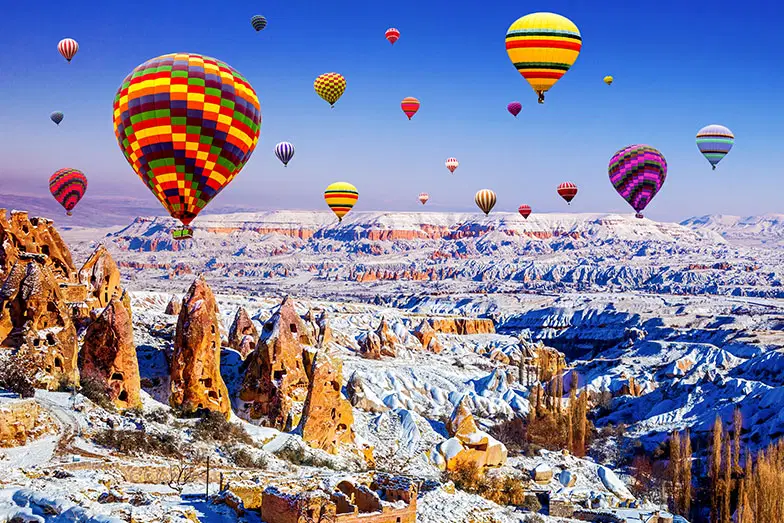 Capadocia en invierno: cuando uno de los paisajes más mágicos del mundo se viste de blanco