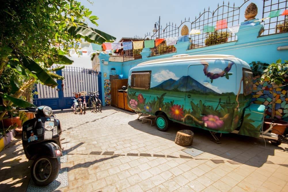 Dormir en una antigua escuela a los pies del Vesubio: el eco-hostel que apuesta al turismo sustentable